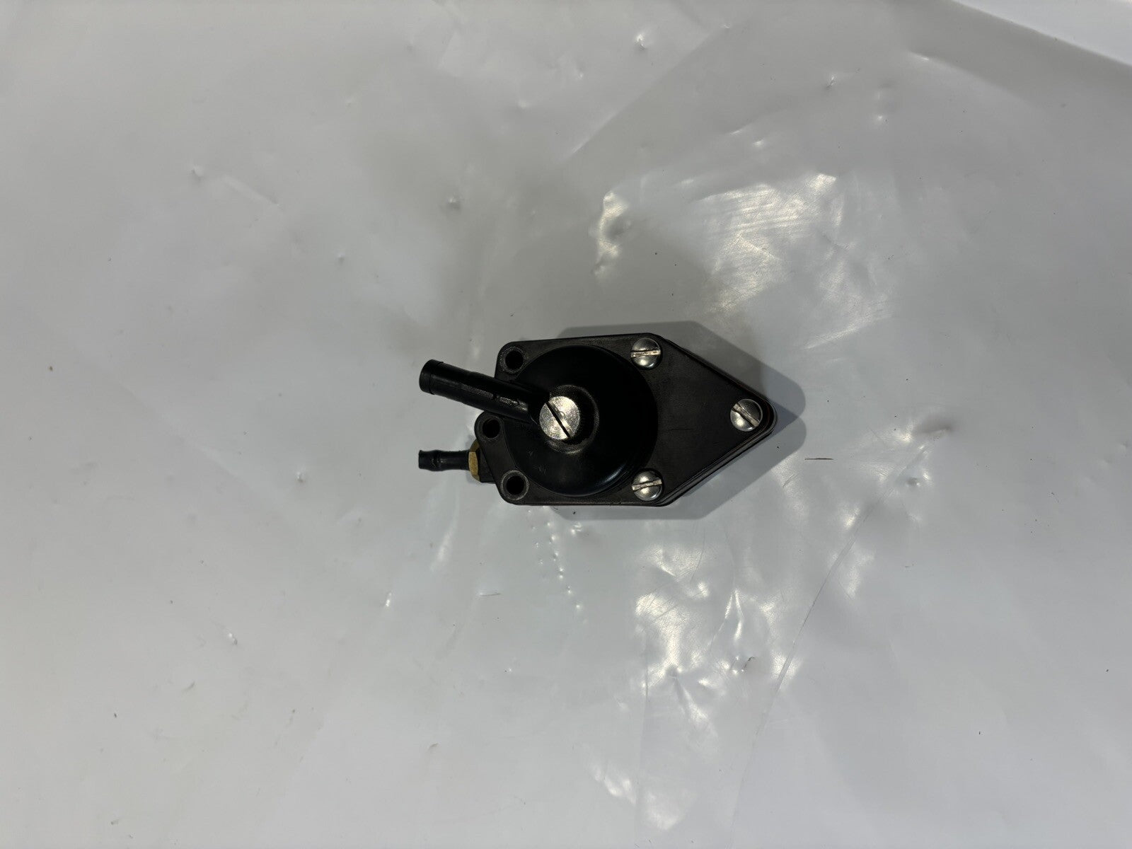 EVINRUDE JOHNSON OMC FUEL PUMP 0438557