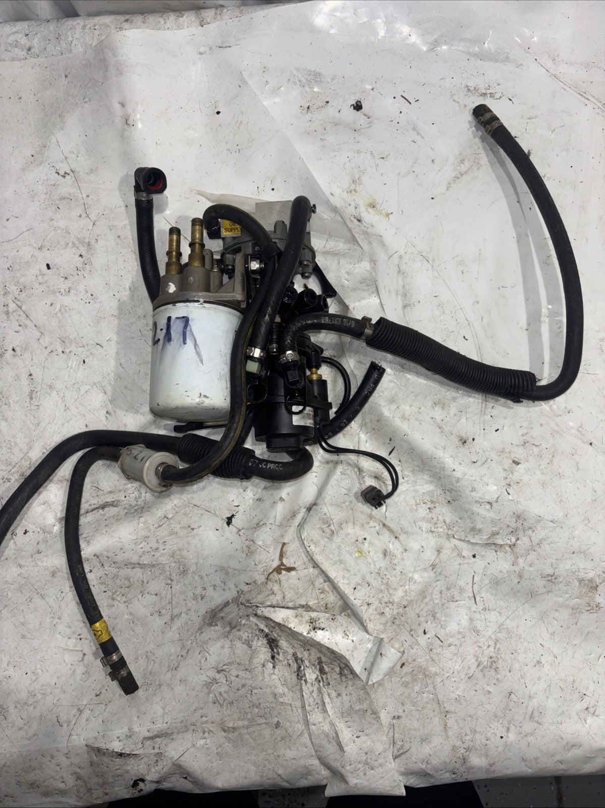 Johnson Evinrude 1998 - 2001 Oil Lift Pump & Manifold 75 90 115 135 150 175 HP
