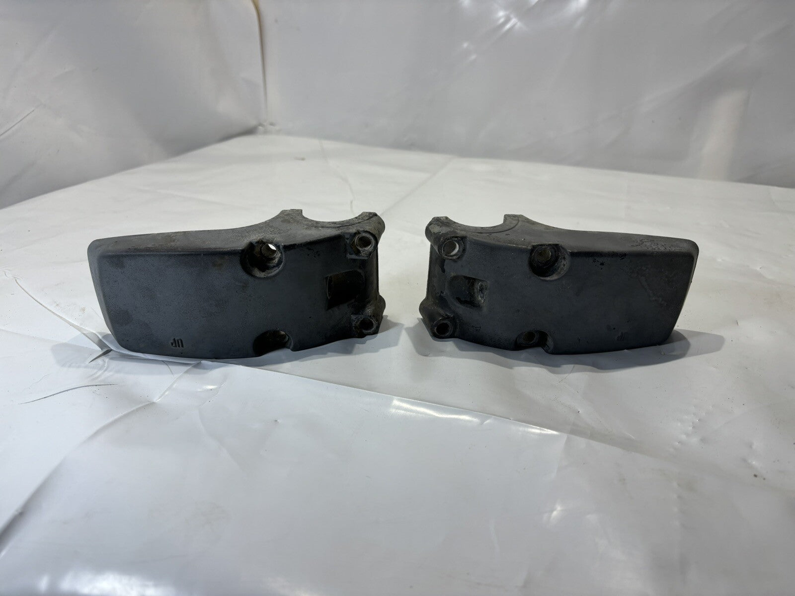 Mariner 20-30 Hp Outboard Port & STBD Lower Mount Housing 84843M