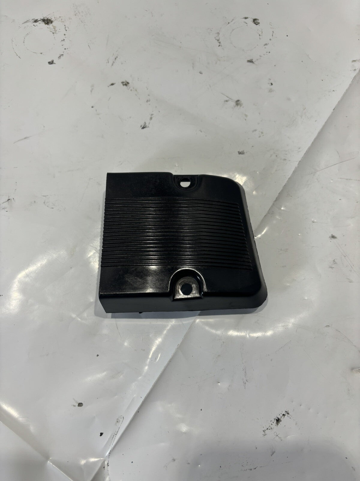JOHNSON EVINRUDE  PORT STERN MOUNTING COVER HOUSING 335475