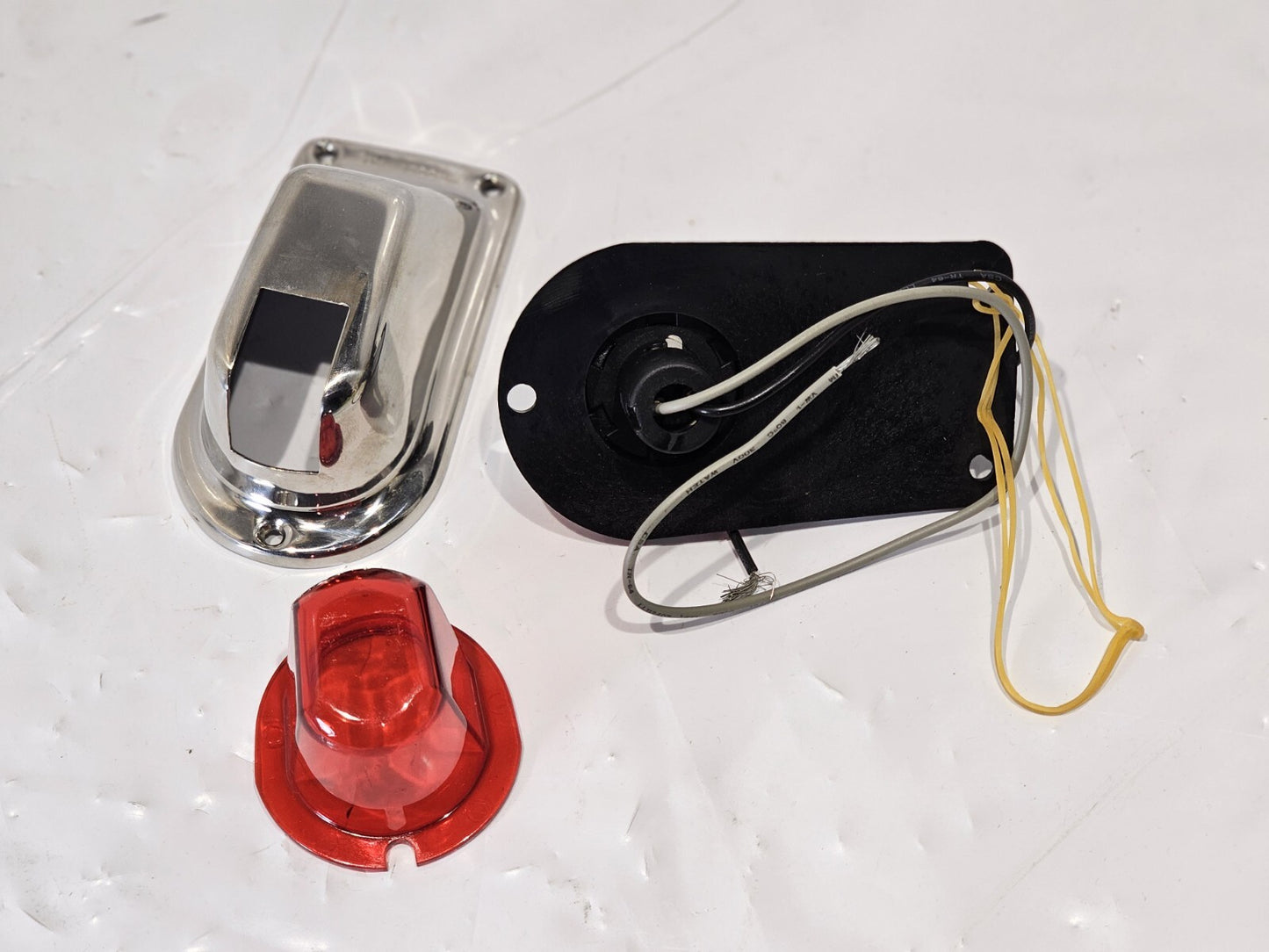 Attwood Marine 66314R7 1-Mile Sidelight Red Vertical Mount