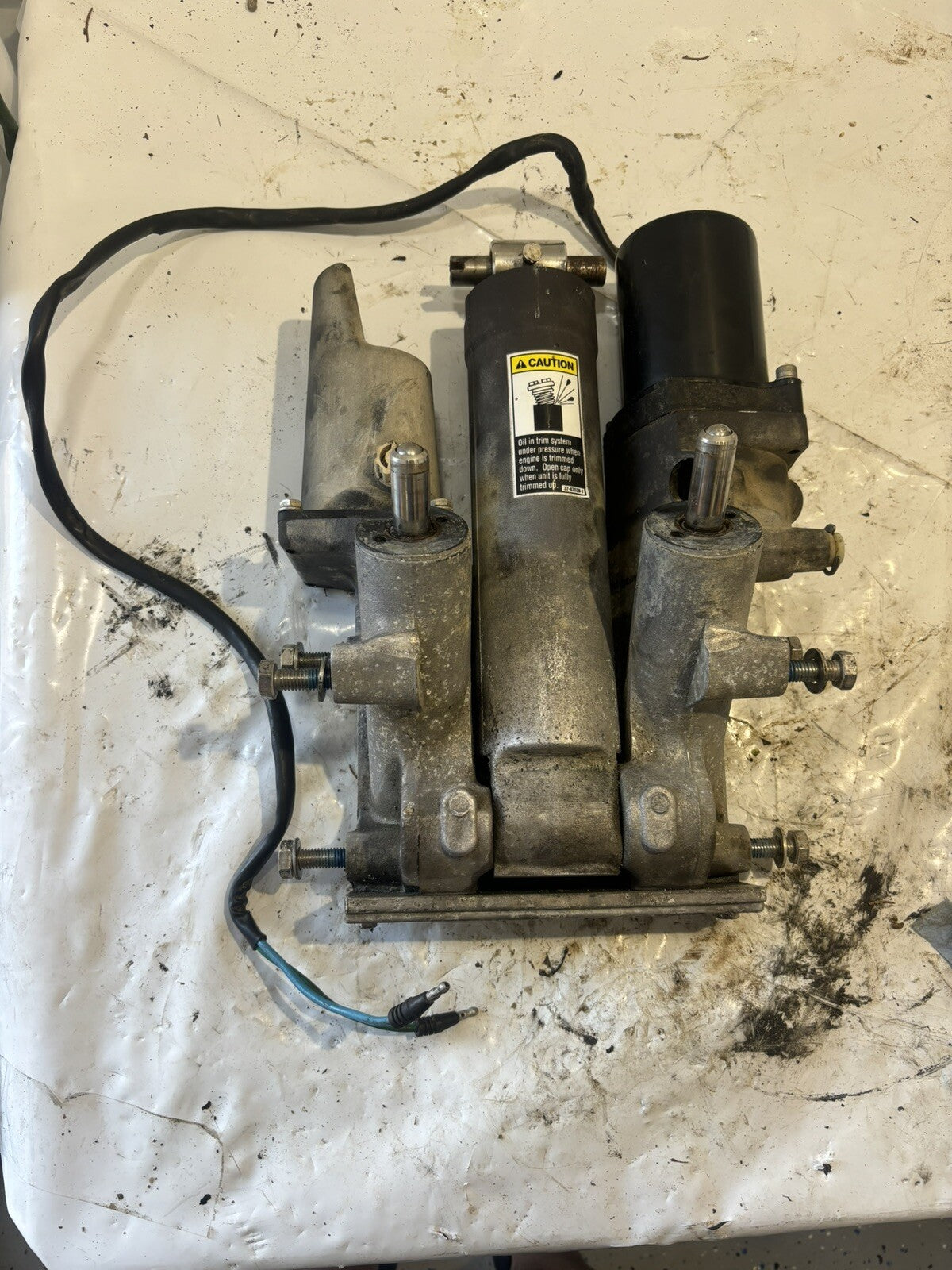 1992-2010 135-250 Hp Mercury  Power Tilt Trim Unit 855998A11 + Pin & Bolts 2001