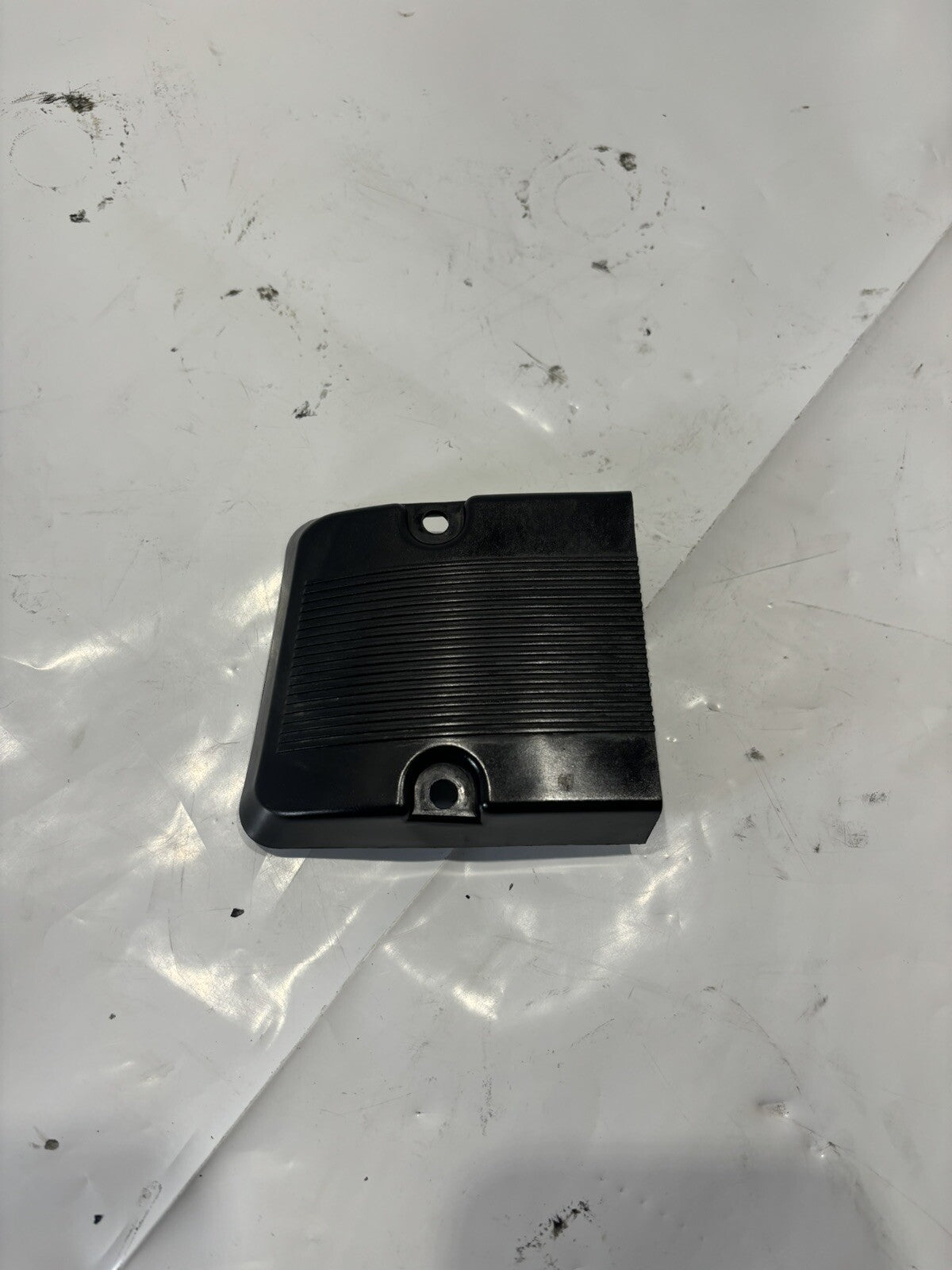 JOHNSON EVINRUDE  STARBOARD STERN MOUNTING COVER HOUSING 335474