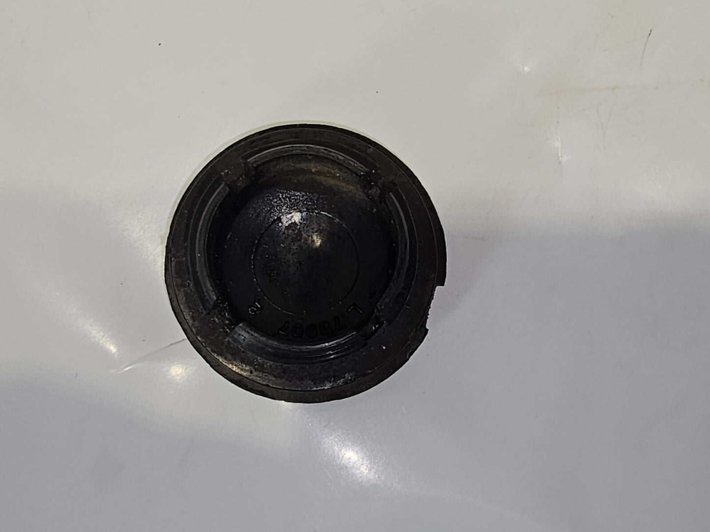 UPPER AND LOWER MOUNTING COVER MERCURY OUTBOARD 79907