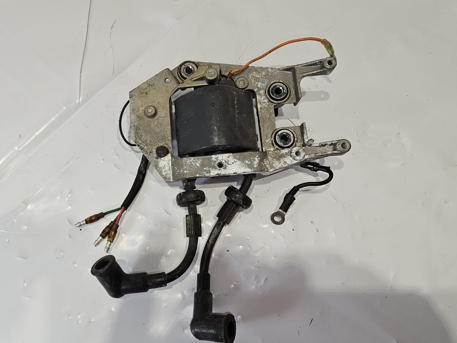 Yamaha Outboard Ignition Coil w/bracket 25hp 689-85570-21-00