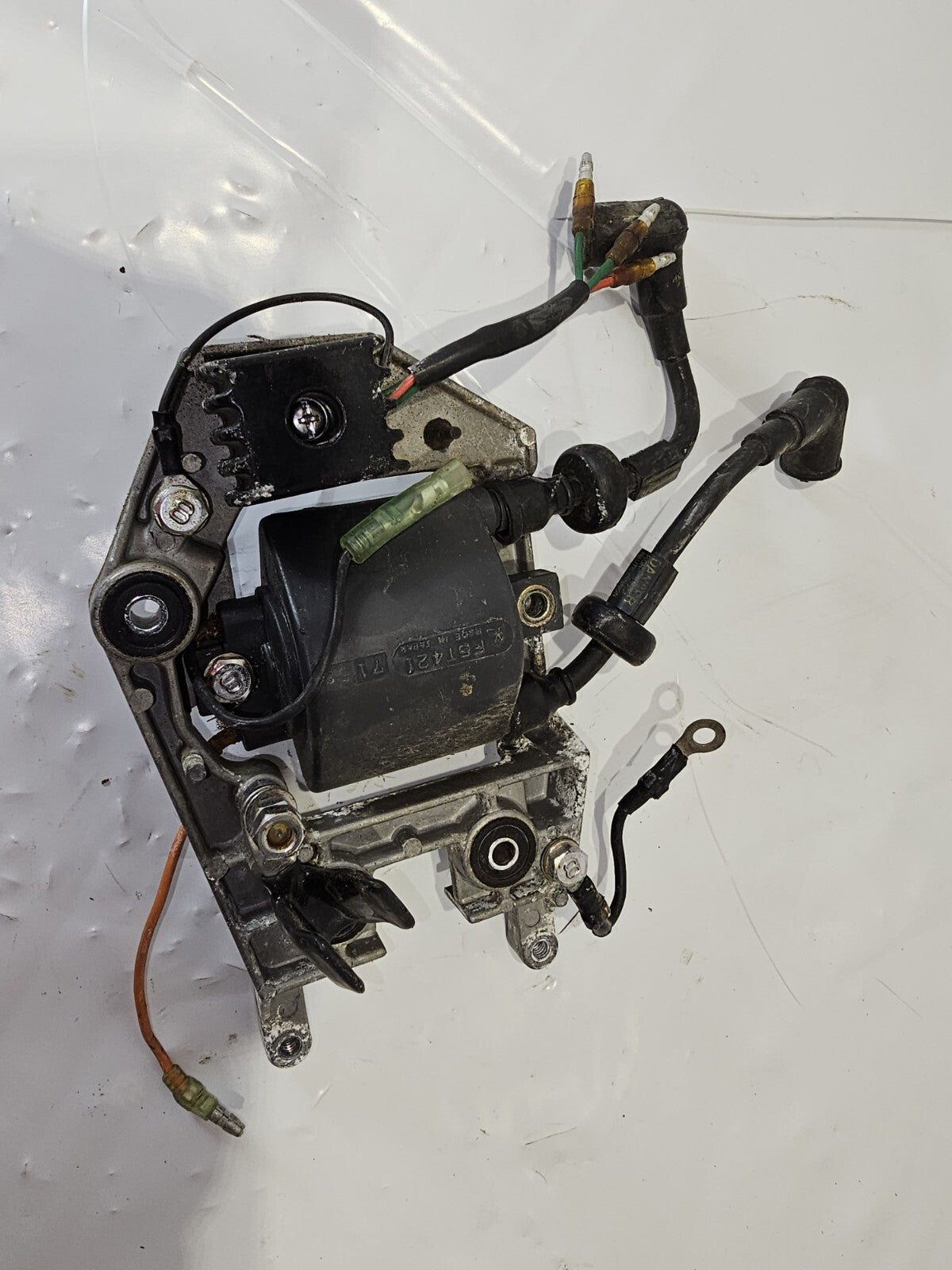 Yamaha Outboard Ignition Coil w/bracket 25hp 689-85570-21-00