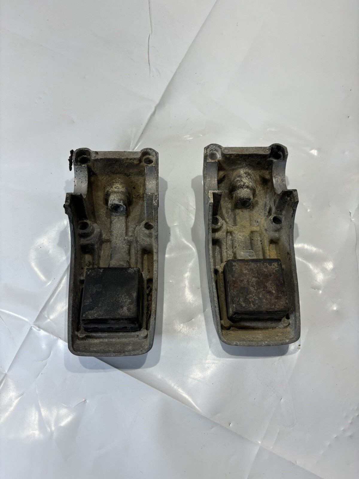 Mariner 20-30 Hp Outboard Port & STBD Lower Mount Housing 84843M