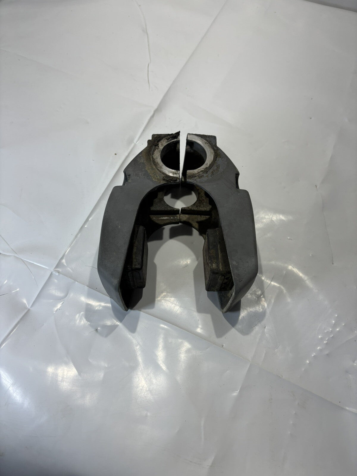 Mariner 20-30 Hp Outboard Port & STBD Lower Mount Housing 84843M