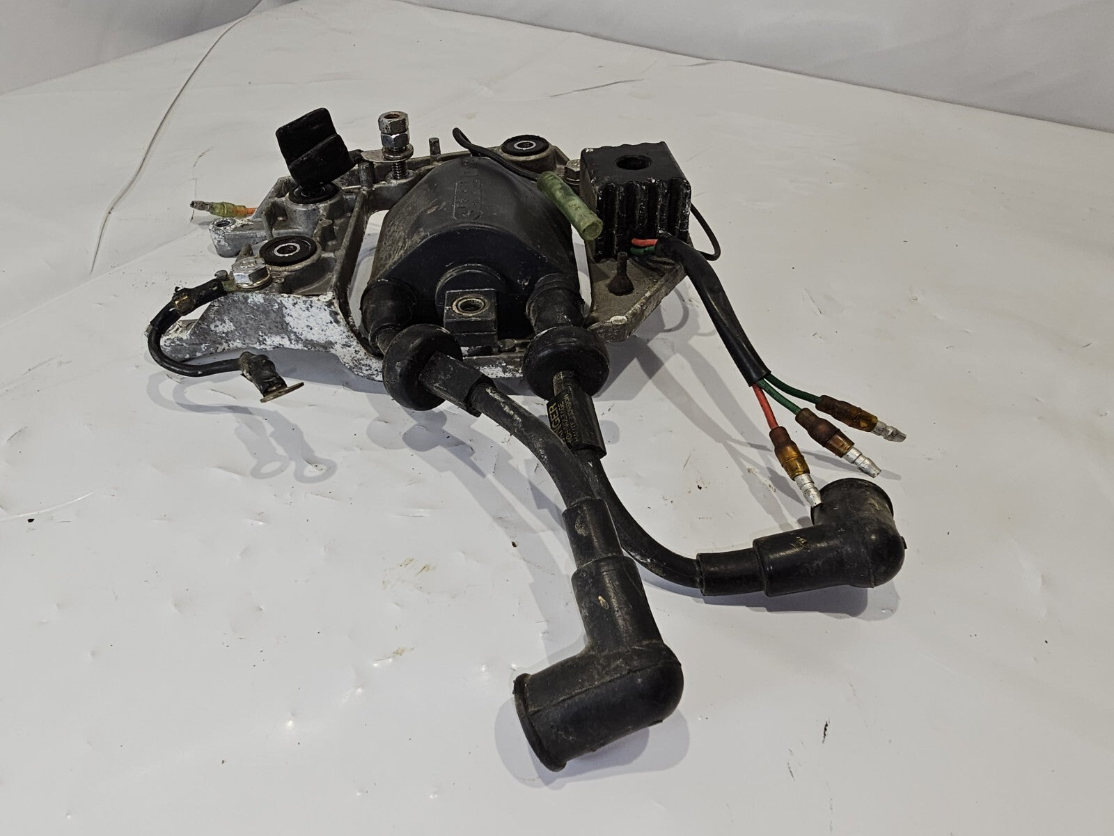 Yamaha Outboard Ignition Coil w/bracket 25hp 689-85570-21-00