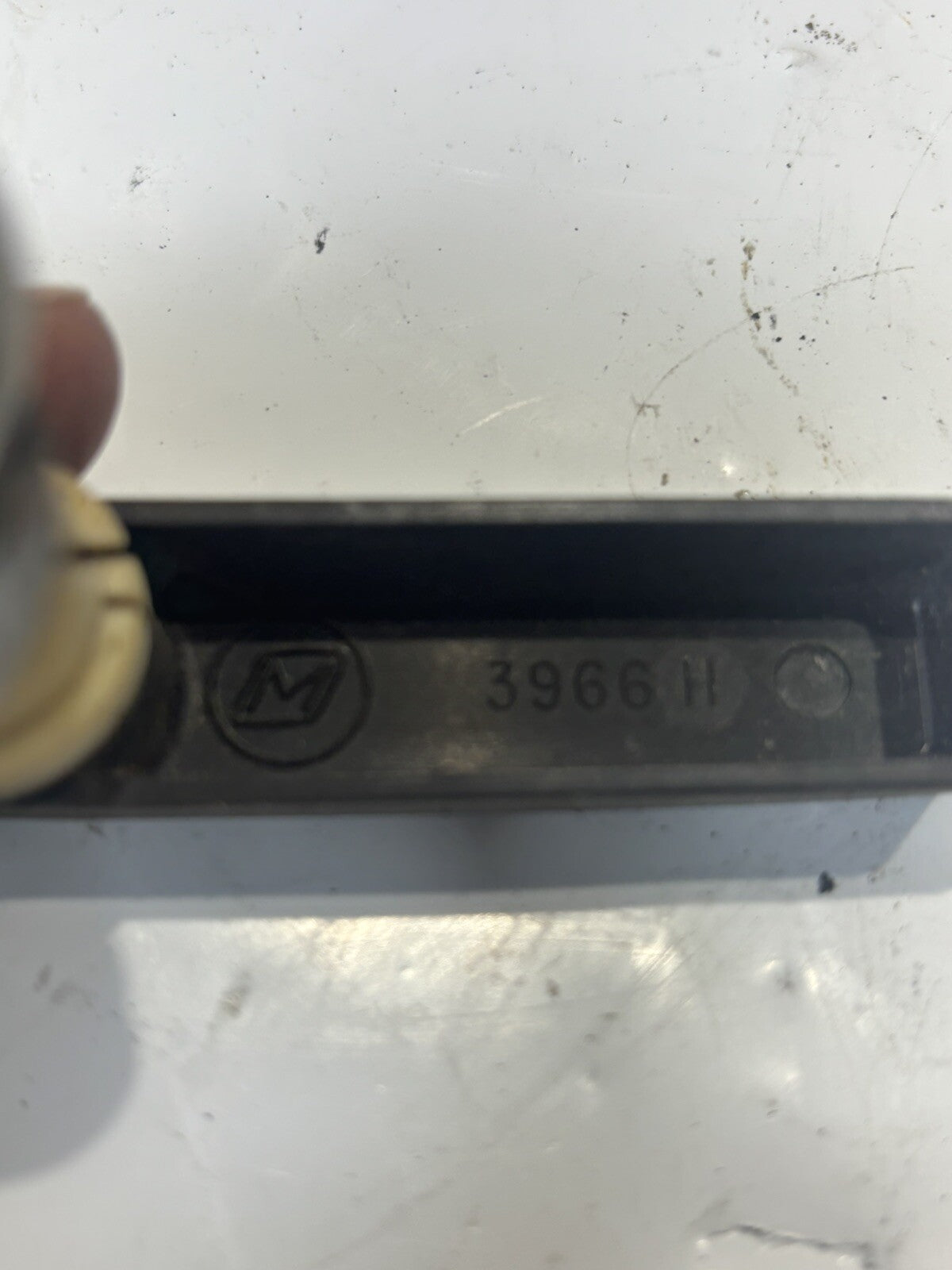 40/48/50 HP Johnson Evinrude Cowling Latch Handle Assy 1989-2005 396611 330253