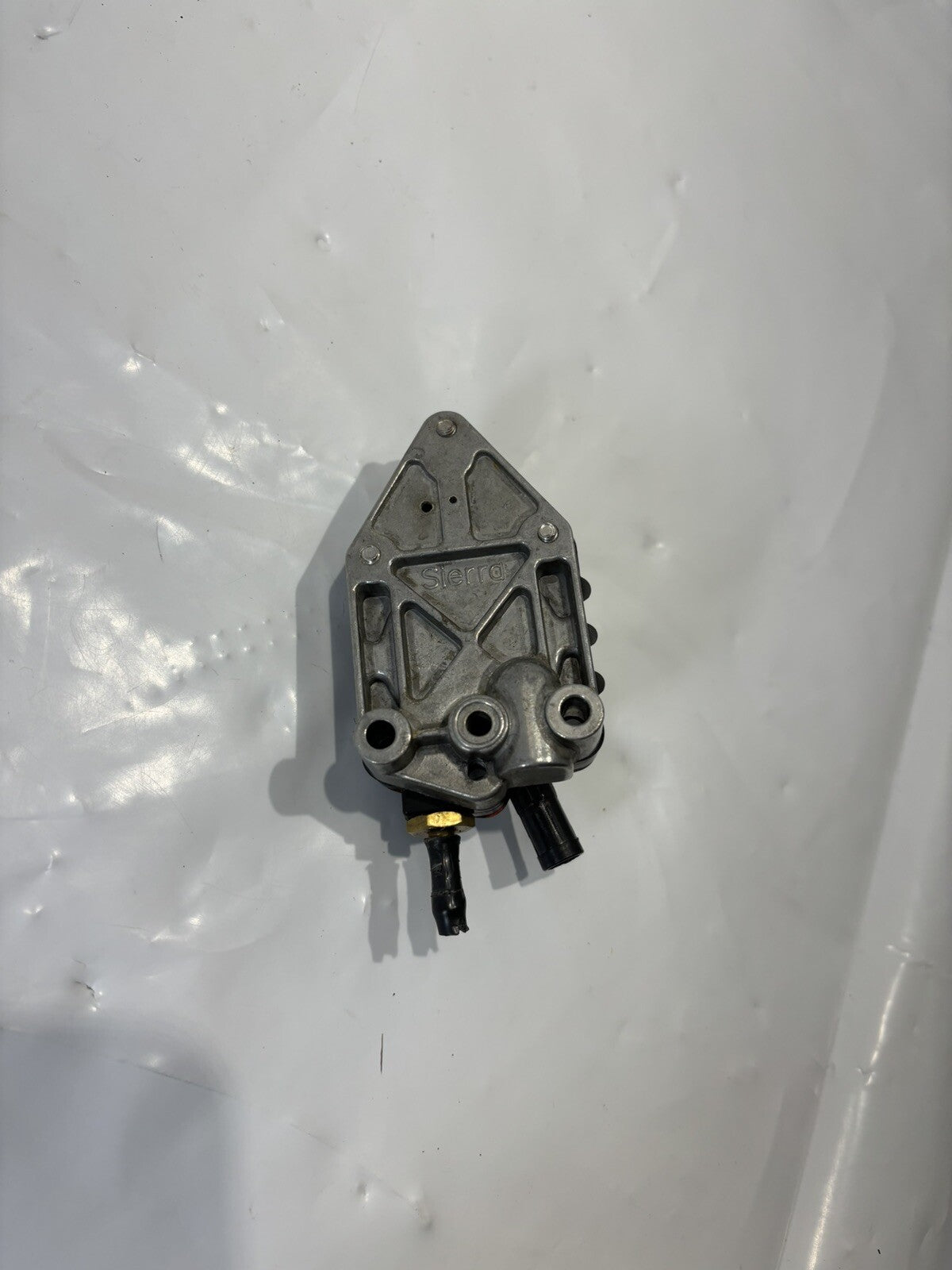 EVINRUDE JOHNSON OMC FUEL PUMP 0438557